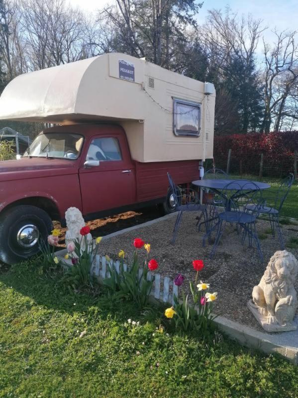 Le Pick Up 403 Vintage Hotel Oradour-sur-Glane Bagian luar foto