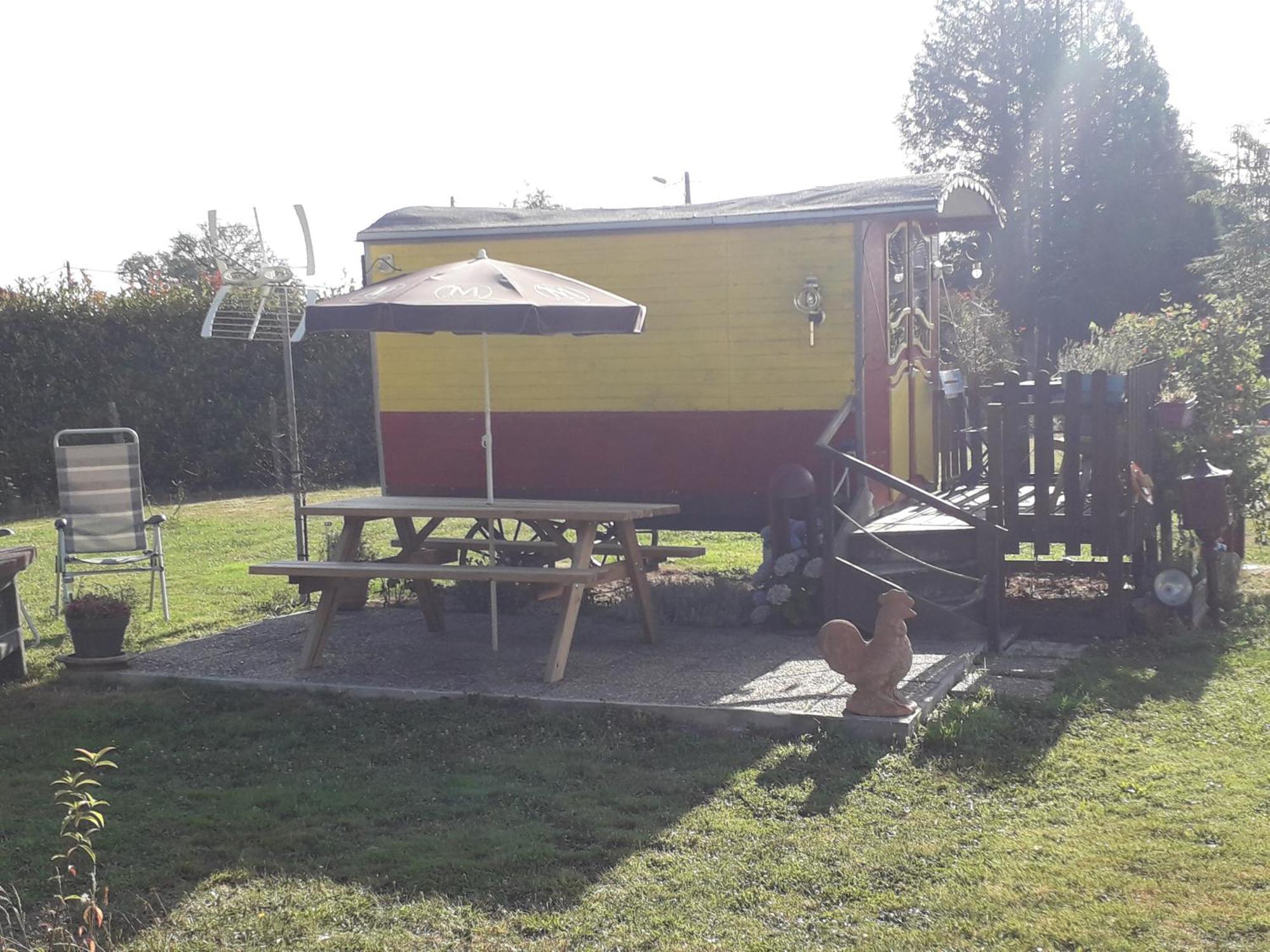 Le Pick Up 403 Vintage Hotel Oradour-sur-Glane Bagian luar foto